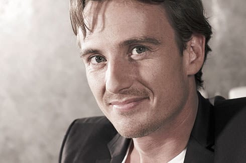 le chef d'orchestre Alexander Shelley