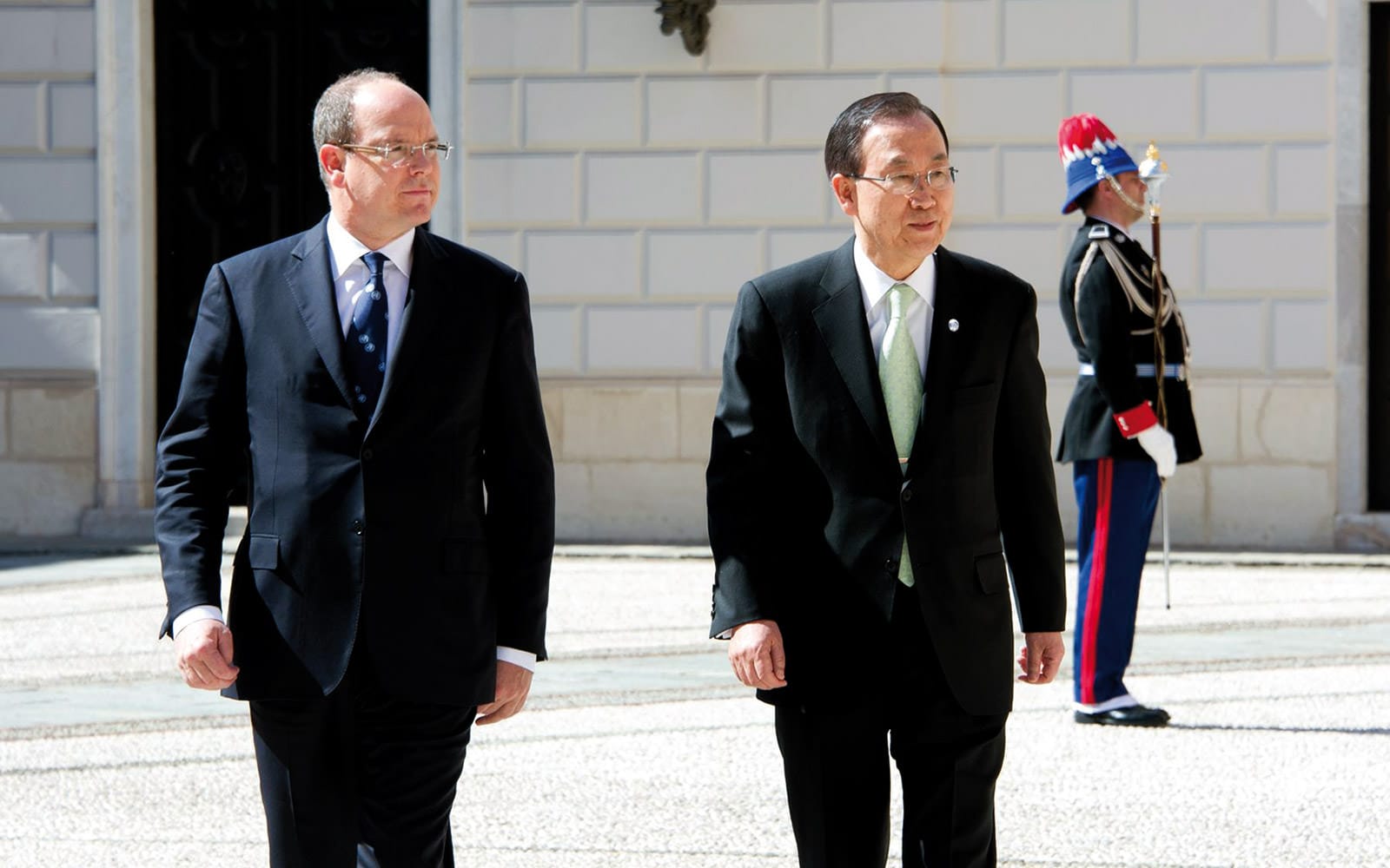 Ban Ki-Moon et Albert II dans la cour du palais