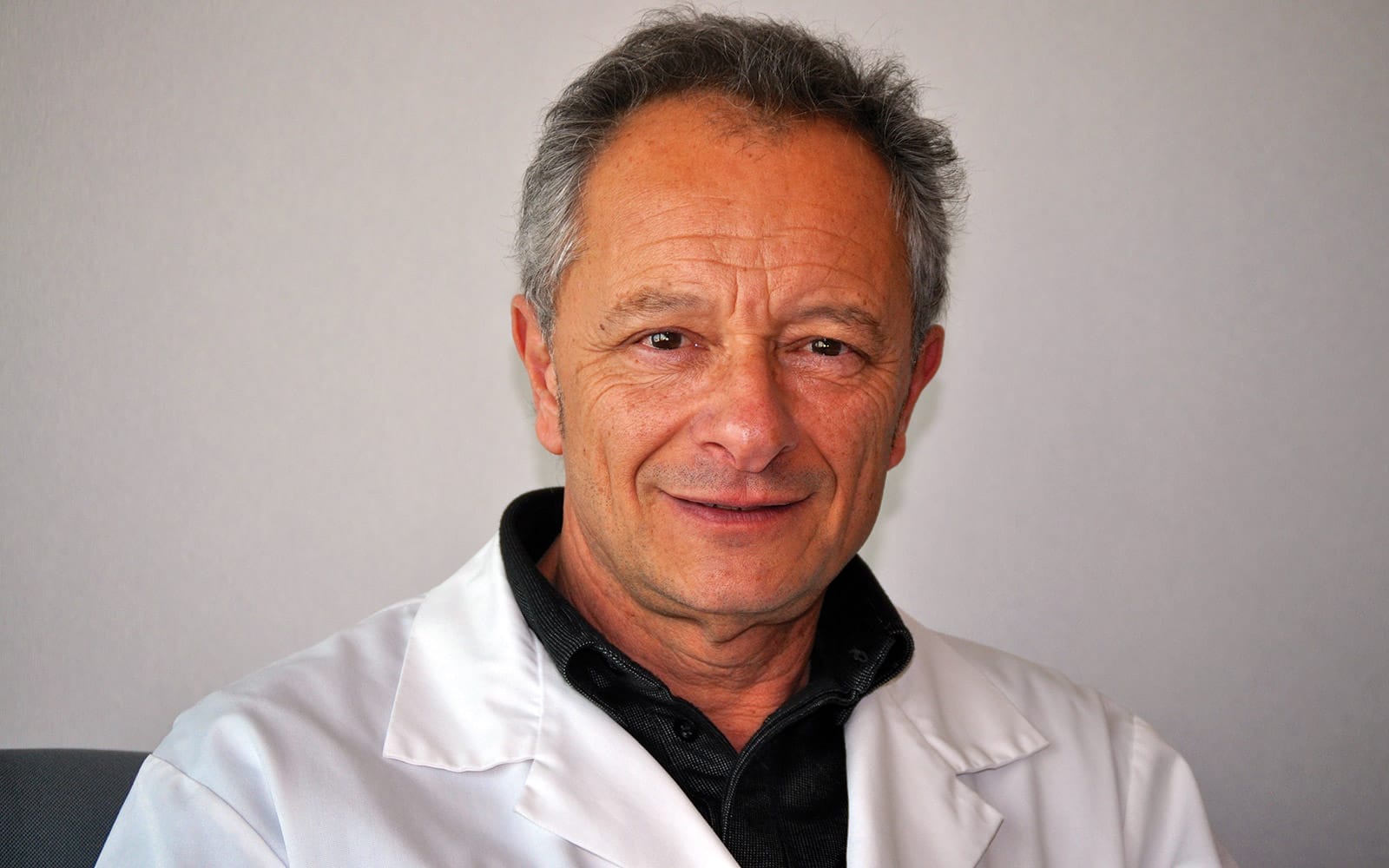 le Professeur Alain Pesce dans son bureau