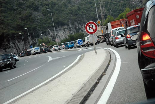 bouchons-sortie-tunnel-a8-moyenne-corniche-dsc0100