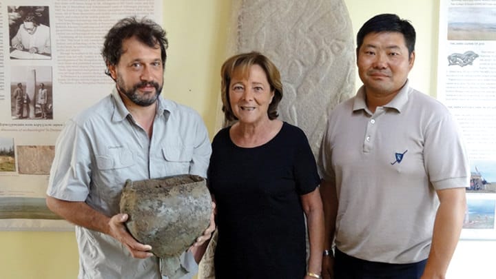 Le chaudron en bronze est présenté par Jérôme Magail, directeur de la mission archéologique, anthropologue du Musée d’anthropologie préhistorique de Monaco. A ses côtés, Elisabeth Gramaglia-Gondeau, consul honoraire de Mongolie à Monaco et Jamyian-OmboGantulga, responsable de la mission au centre de recherche et d’exposition de Tsatsyn Ereg.