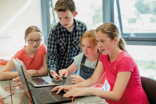 Enfant-e-education-internet-ordinateur