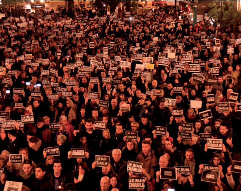 Monaco, place d'Armes, le 8 janvier 2015. Près d'un millier de manifestants se sont réunis, en soutien à Charlie Hebdo © Monaco Hebdo.