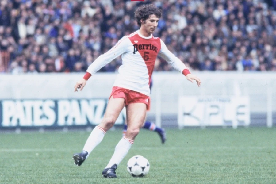 À Monaco, Rolland Courbis s'est rapidement affirmé au cœur de la défense azuréenne.